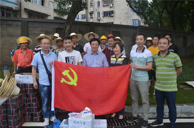 炎炎夏日送清涼，點(diǎn)滴關(guān)懷暖人心——城投集團(tuán)各黨支部開(kāi)展“送清涼”慰問(wèn)一線(xiàn)員工活動(dòng)
